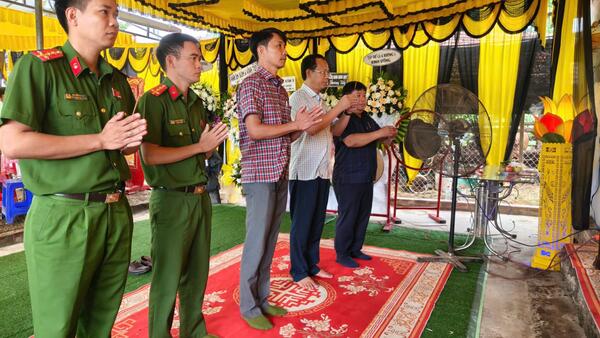 Lãnh đạo xã Ba Gia đến viếng hương, thăm hỏi, chia buồn với gia đình nạn nhân tử vong trong vụ tai nạn giao thông nghiêm trọng ngày 04/9/2025